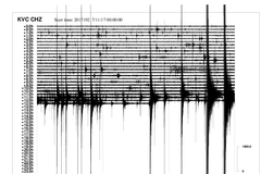 Otřesy zaznamenaném na seismogramu ze stanice Květná v Karlovarském kraji.