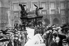 Povalený mariánský sloup na Staroměstském náměstí