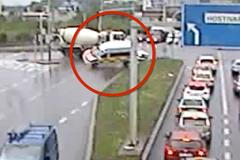 Kamera zachytila nehodu sanitky na křižovatce. Kdo je viníkem srážky?