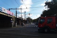 Kolaps tramvajové dopravy na jihu Prahy. Míchačka strhla troleje pod mostem