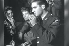 Vzácné záběry Elvise Presleyho. Před šesdesáti lety sloužil v armádě