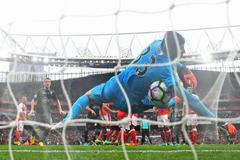 Petr Čech inkasuje z přímého kopu v zápase se Southamptonem