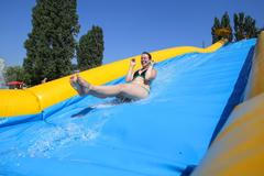 Vedro v Praze; teplo, slunce, voda, léto, turisté, koupání, osvěžení, žár, Žluté lázně, Staroměstské náměstí