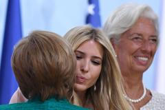 Angela Merkelová se zdraví s Ivankou Trumpovou na summitu G20 v Hamburku.