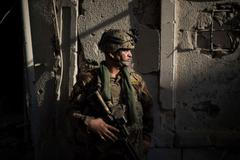 Voják irácké armády ve starém městě Mosulu.