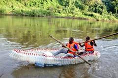 Z PET lahví si postavili loď. Kamerunci jdou příkladem v recyklování