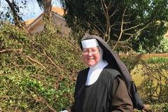 Jeptiška s motorovou pilou v ruce se stala hitem sociálních sítí