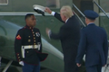 Trump nasazoval vojákovi čepici, kterou odfoukl vítr. Neuspěl