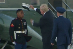 Trump nasazoval vojákovi čepici, kterou odfoukl vítr. Neuspěl