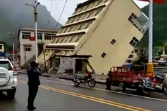 Deště byly tak silné a trvalé, že zcela podemlely čtyřpatrový dům