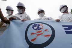 Jihokorejští demonstranti, kteří protestují proti ostré rétorice Donalda Trumpa směrem ke KLDR.