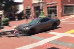 Do davu lidí v Charlottesville najelo auto