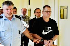 Obžalovaní Vlad Max Orban (vpravo), podnikatel Radovan Sáček (druhý zprava) a Jozef Mišík (třetí zprava).