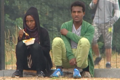 Migranti se vracejí do okolí francouzského přístavního města Calais. Chtějí opět do Británie