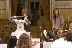 Humanoidní robot YuMi dirigoval celý orchestr. Zazpíval i Andrea Bocelli