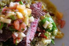 Hovězí pupek s ovocnou salsou