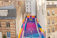 Značka Pigalle zrenovovala pařížské basketbalové hřiště. To nyní září barvami