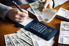 ilustrační fotografie, mzda, plat, výplata, peníze, příjem, zvýšení platu, snížení platu, Koruna Česká, 2017