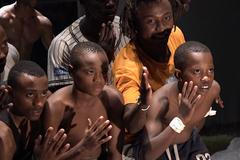 La Putyka zkouší se rwandskými akrobaty. Místo trampolíny mají doma pneumatiku, říká režisér