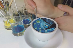 Barista překresluje slavná umělecká díla do mléčné pěny. Za šálek si účtuje 200 korun