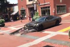 Do davu lidí v Charlottesville najelo auto I.