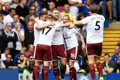 Sam Vokes z Burnley slaví gól v sítí Chelsea