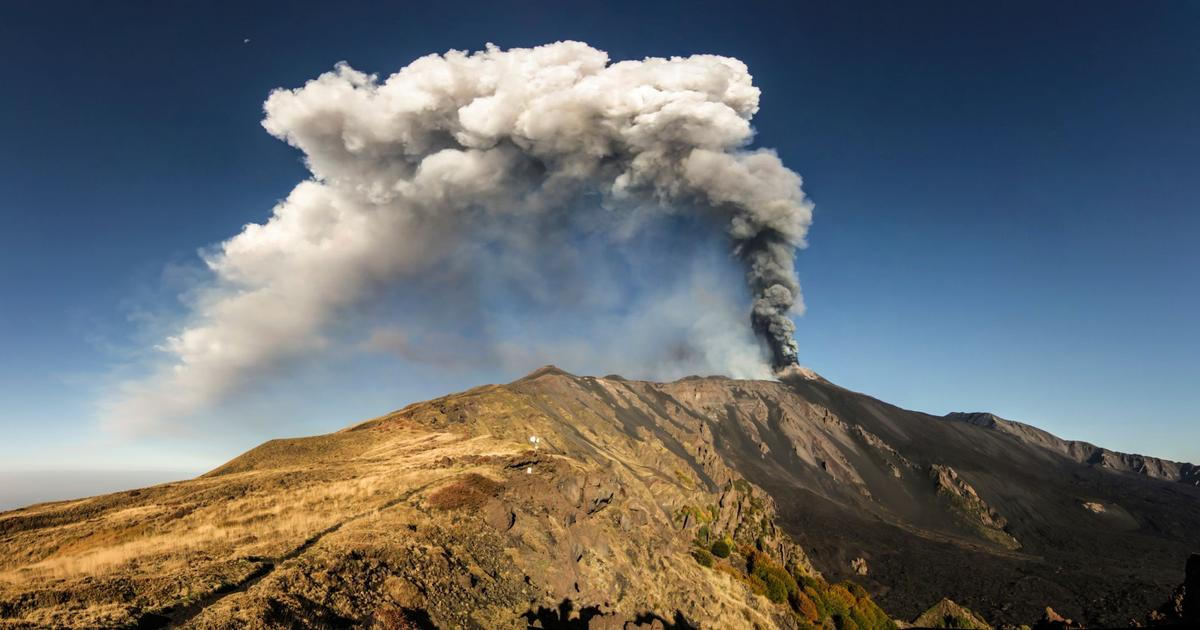 Etna zlobí, letiště v Katánii funguje omezeně. Létají sem i spoje z Prahy