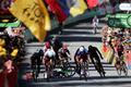 Tour de France, 4. etapa: Pád Marka Cavendishe po té, co ho srazil loktem Peter Sagan.