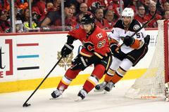 Michael Frolík a Shea Theodore v play off 2017