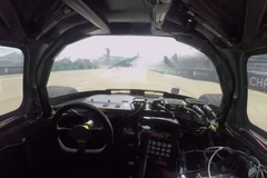 Auto bez řidiče proletělo celým závodním okruhem. Místy rychlostí až 200 km/h