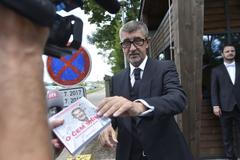 Andrej Babiš před svatbou na Čapím hnízdě nabízí novinářům knihu