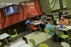 Žena v pražské restauraci předstírala, že má hlad. Při tom kradla drahý mobil