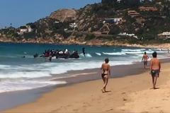 Uprchlíci se vylodili uprostřed rušné pláže ve Španělsku