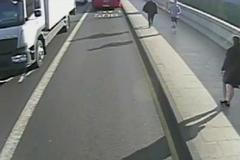 Běžec srazil ženu k zemi. Padala pod jedoucí autobus