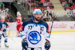 Plzeňský Milan Gulaš smutně odjíždí na střídačku poté, co jeho tým prohrál v Třinci