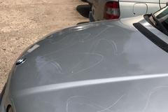 V Praze řádil vandal, poškrábal více než 40 aut