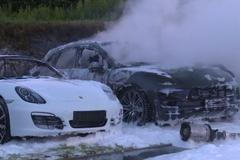 Luxus v plamenech. Dvanáct vozů značky Porsche shořelo