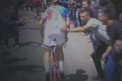 Neplácejte cyklisty a hlídejte si psy a děti. Tour de France poučuje davy u silnic