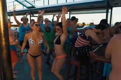 Starý ropný tanker se změnil k nepoznání. Je z něho zábavní park v Karibiku