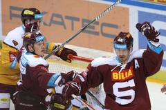 Petr Kumstát překonává Jakuba Škarka