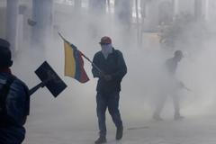 Chaos před budovou parlamentu v Caracasu.