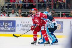 Tomáš Marcinko z Třince brání ve výhledu plzeňskému gólmanovi Miroslavu Svobodovi