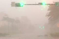 Na vylidněné Miami udeřil hurikán Irma. Láme stromy a zaplavuje ulice