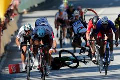 Tour de France, 4. etapa: Pád Marka Cavendishe po té, co ho srazil loktem Peter Sagan.