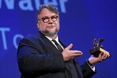 Režisér Guillermo del Toro s hlavní cenou filmového festivalu v Benátkách