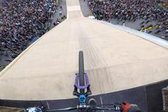 Akrobatické tríčky a dechberoucí skoky. To je divoká jízda freeridera v centru Norimberka