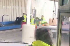 Pasažér natočil, jak se zachází se zavazadly na letišti. Některé házeli na tři metry