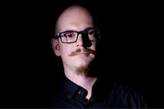 Většina lidí dře za málo, práce nám ničí zdraví i vztahy, volný čas trávíme v zaměstnání, říká Fiala