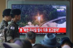 Televize v Soulu ukazuje, jak KLDR oznámila, že poprvé vyzkoušela mezikontinentální raketu.