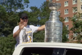 Sidney Crosby oslavil 30. narozeniny v průvodu se Stanley Cupem v ruce